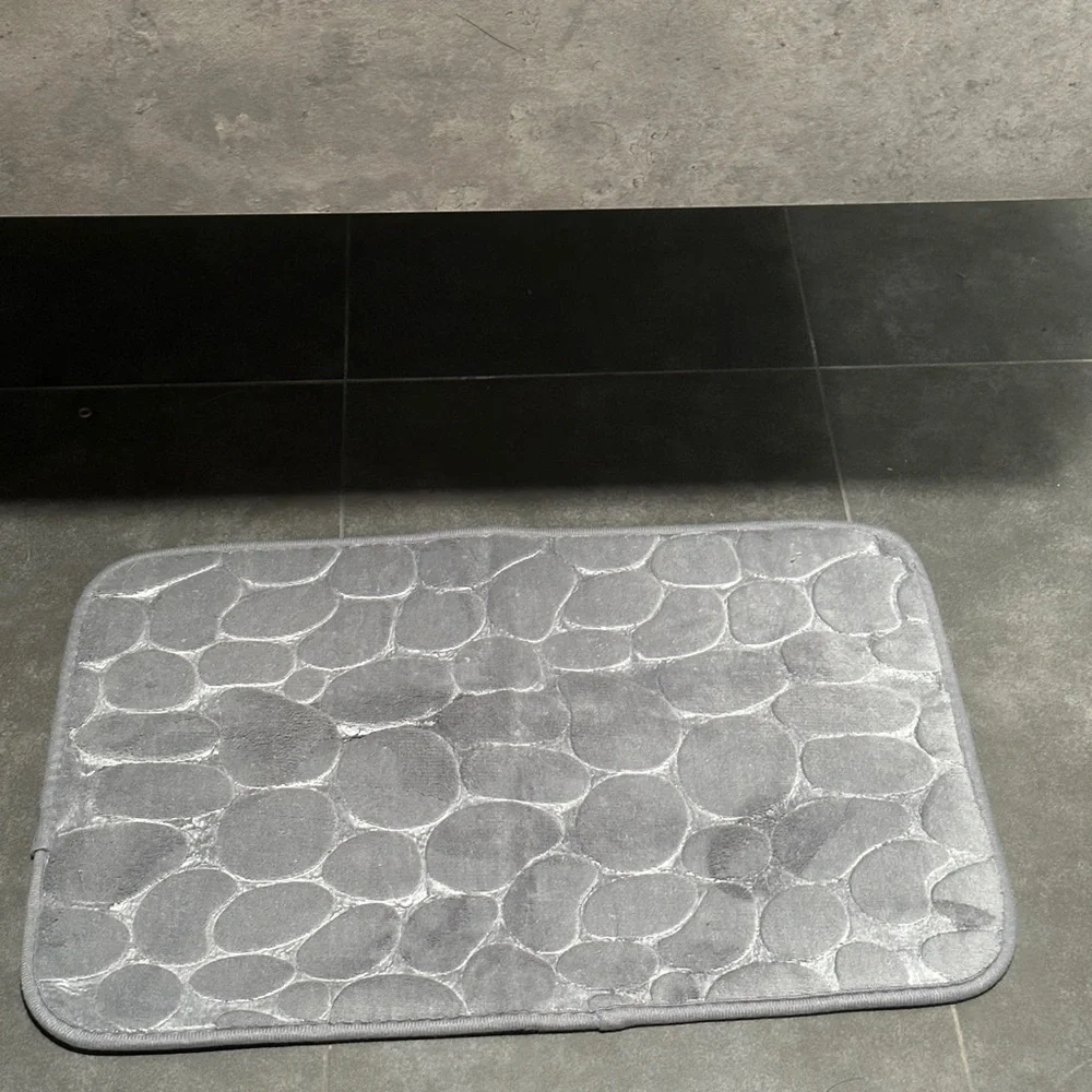 NWT: Cobblestone Memory Foam Bath Mat / Rug - Grey